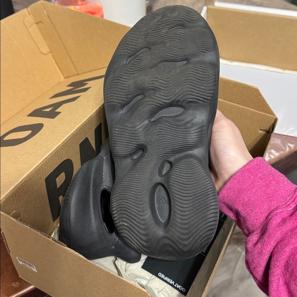 Yeezy foam RNR - Picture 2 of 4